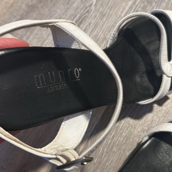 Munro Leather Heels 7.5 strappy sandal white black summer dressy Luxury - Picture 7 of 8